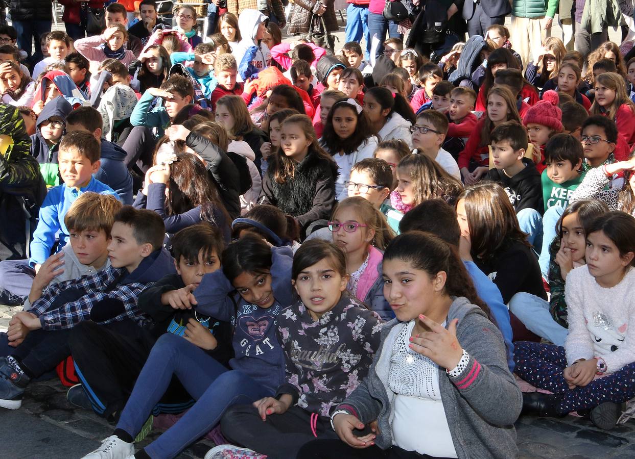 En el acto celebrado en la Plaza Mayor han participado escolares de diez centros de enseñanza