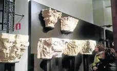 Visitantes en el Museo Arqueológico Nacional contemplan los capiteles aguilarenes.