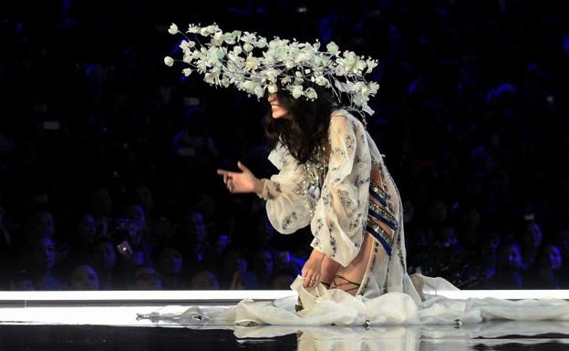 La modelo china Ming Xi se cayó durante el desfile.