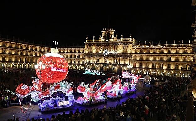 El desfile de la cabalgata de Reyes, por la Plaza Mayor.