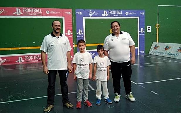 Daniel Vicente (Club Paladín), campeón, y Víctor Molpeceres (Club Pelota Olmedo), subcampeón, de categoría prebenjamín