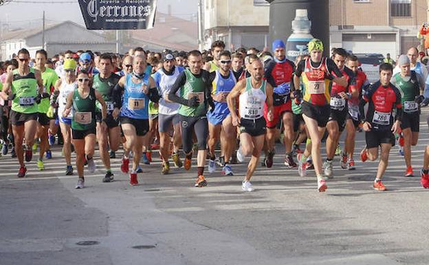 Los atletas toman la salida del segundo cross de la Liga de Cabrerizos desde la cercana localidad de Moriscos.