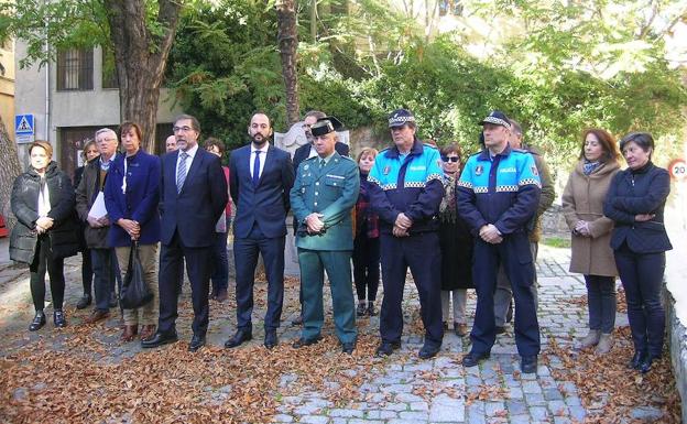 Parte de los asistentes a la concentración rne recuerdo de las víctimas.