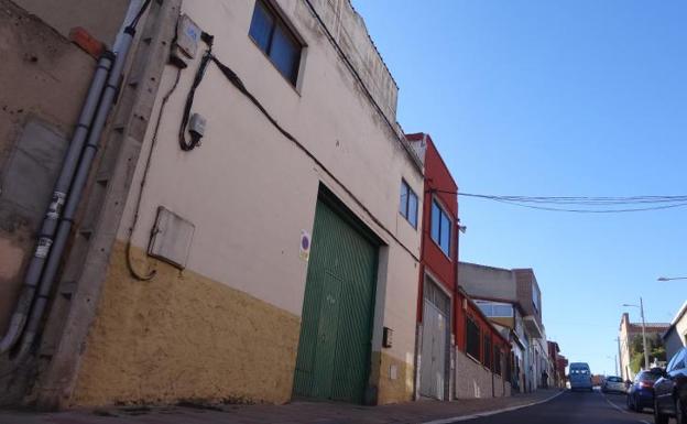 El presunto agresor fue detenido en la nave del número 3 de la calle Azucena.
