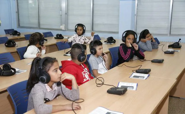 Alumnos del Buenos Aires, en el laboratorio de idiomas. 