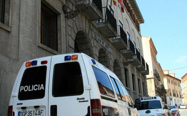 Furgones de la Policía Nacional estacionados a la puerta de la Audiencia Provincial de Segovia. 