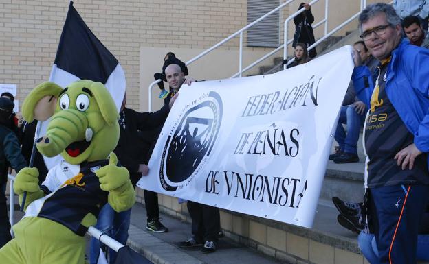 Representanets de la Federación de Peñas de Unionistas, en el partido ante el Uxama.