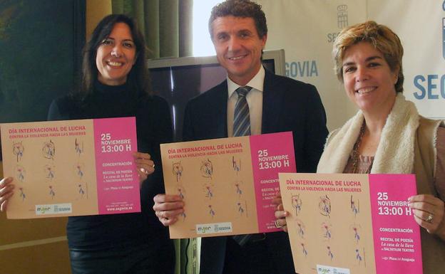 La profesora de la UVA, Susana de Andrés (i); el concejal Andrés Torquemada; y la coordinadora de Cruz Roja Segovia, Silvia Morales.
