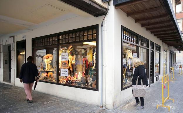 Una tienda de Palencia con carteles del 'Black Friday'.