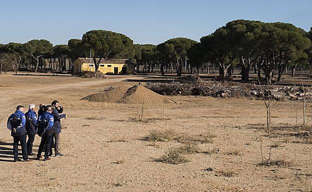 El alcalde y miembros de Turismoto durante la visita a la zona que acogerá Pingüinos.