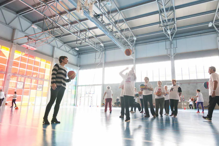 Los mayores de Salamanca se divierten con el baloncesto