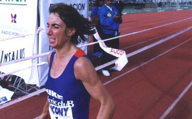Ana Isabel Alonso cruza la línea de meta en el Maratón de San Sebastián de 1995.