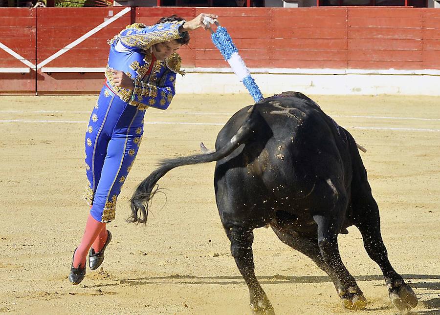 Juan José Padilla coloca las baderillas al segundo toro en las Fiestas de Medina del Campo en 2009