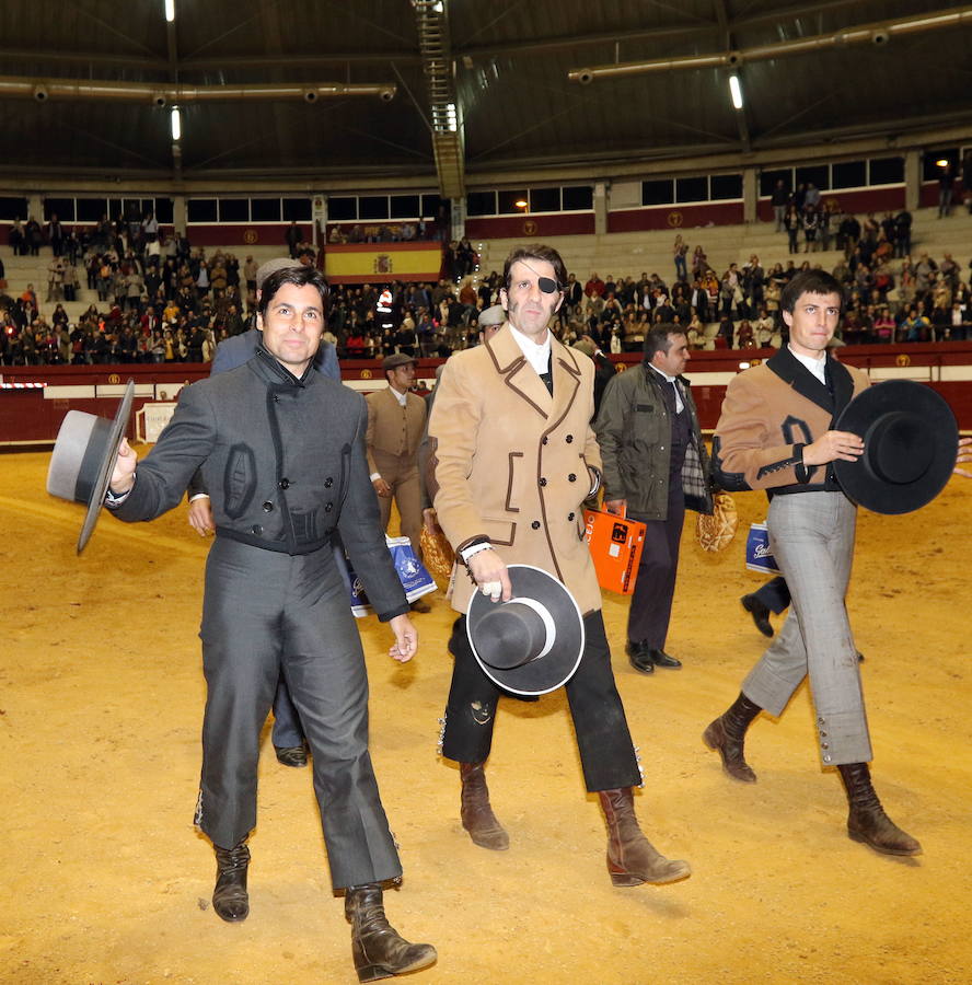 Francisco Rivera y Juan José Padilla se despiden del público al término del festival a beneficio de la Asociación Esclerosis Múltiple celebrado en Arroyo de la Encomienda, Valladolid 2016