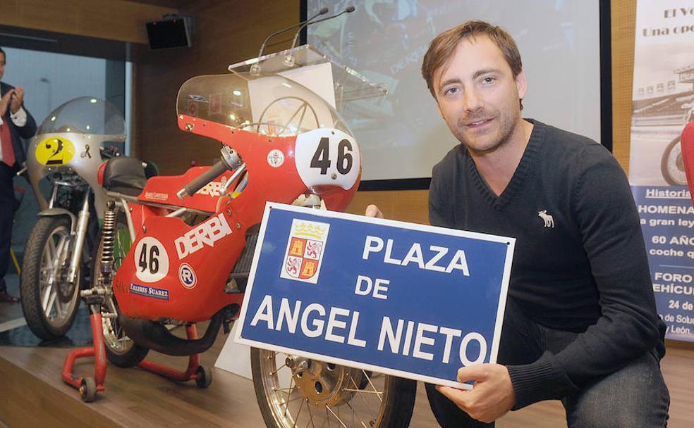 Pablo Nieto, hijo de Ángel Nieto, en la exposición del Foro de Vehículos Históricos en Arroyo.