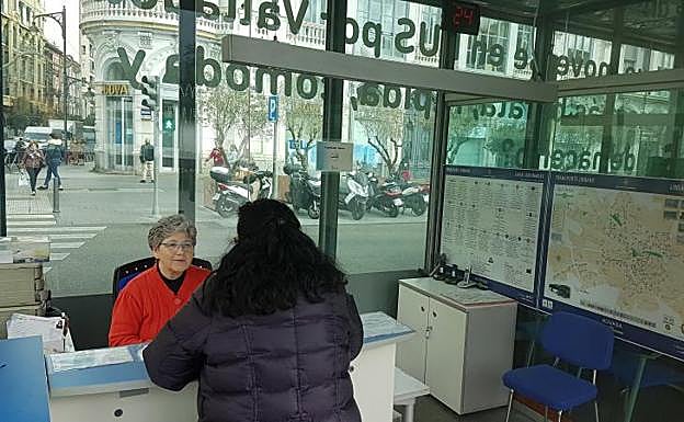 Una empleada de Auvasa atienda a una viajera en la oficina de Acera de Recoletos. 