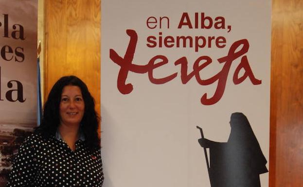 Sonia Sánchez muestra el logotipo del Año Jubilar Teresiano, que está presente en Intur.