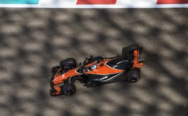 Fernando Alonso, rodando con su McLaren. 