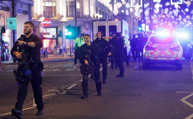 Varios policías, en el lugar del "incidente".