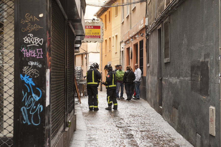 El incendio de una freidora obliga a acordonar la calle San Francisco de Segovia