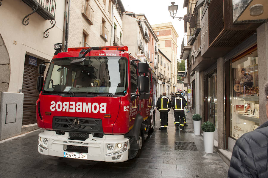 El incendio de una freidora obliga a acordonar la calle San Francisco de Segovia