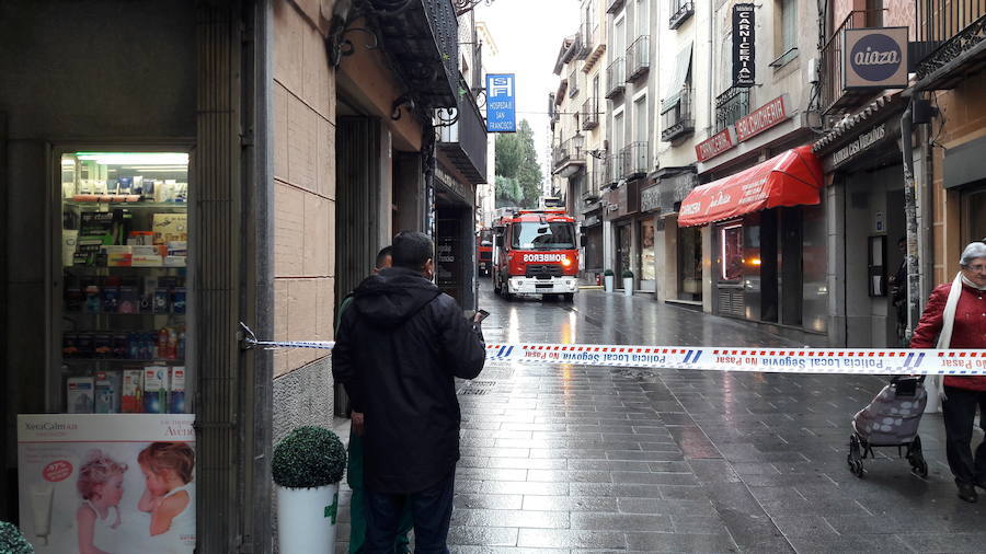 El incendio de una freidora obliga a acordonar la calle San Francisco de Segovia