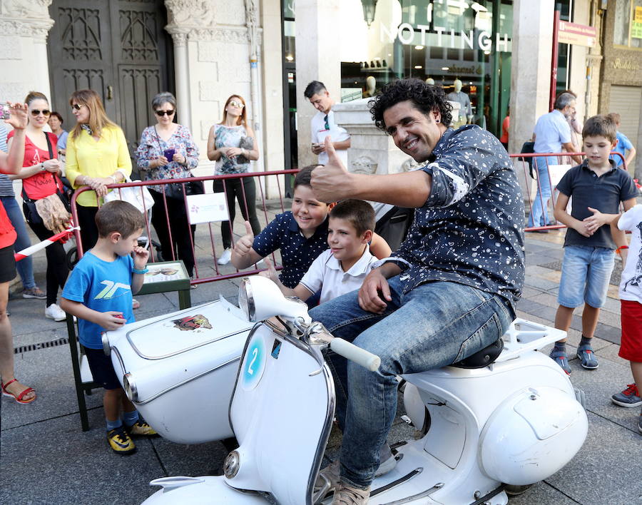 Miguelillo posa divertido con los niños para una foto. 