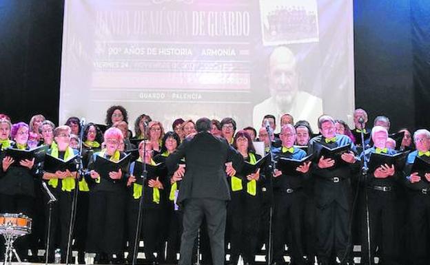 La banda y la coral de AMGu, durante el acto del homeaje a Claurio Prieto. 
