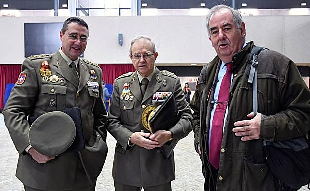 Miguel Ángel Ballesteros (c), junto al coronel director de la Academia de Artillería, José María Martínez Ferrer (i) y el director del Centro de Estudios de la Fundación Valsaín, Álvaro Gil-Robles.