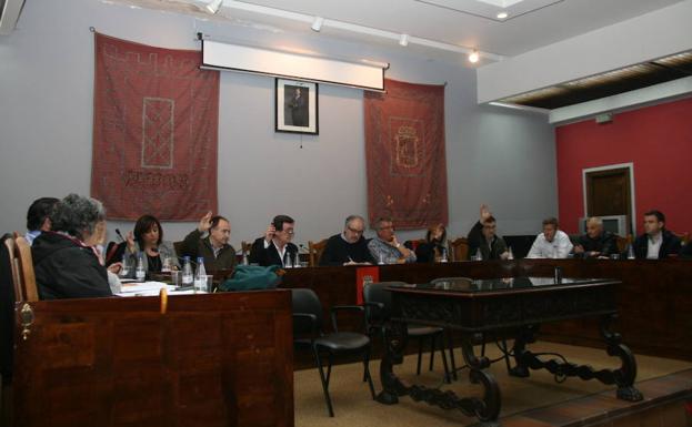 Concejales de la Corporación de Cuéllar, durante la votación.
