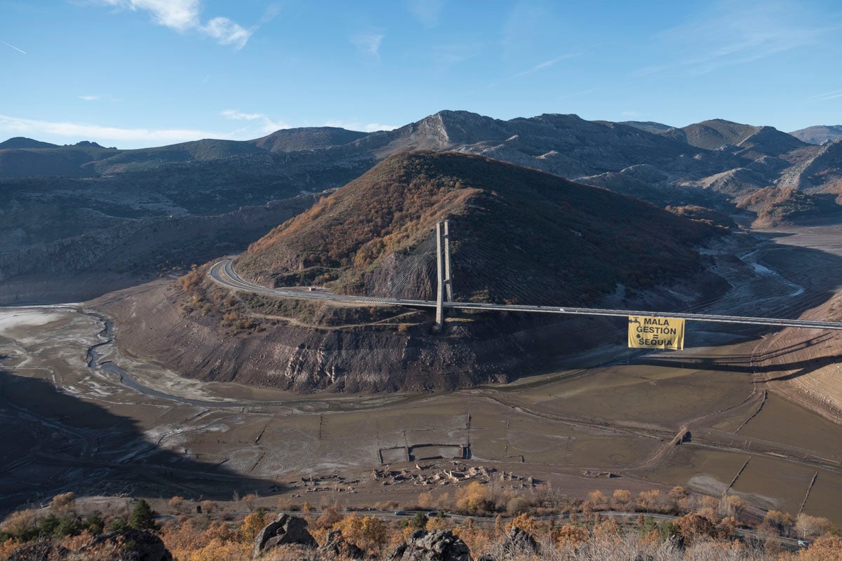 Greenpeace lleva su denuncia por la sequía con una pancarta gigante al pantano de Barrios de Luna.