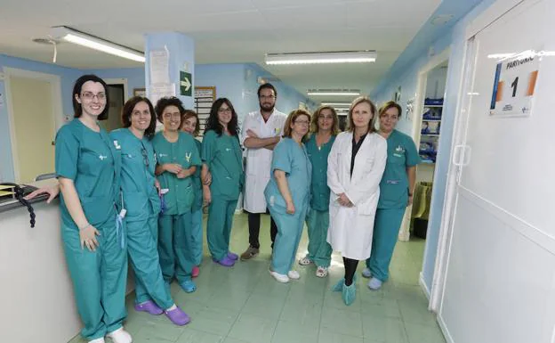 Personal médico y de enfermería en el pasillo de paritorios, en la segunda planta del Clínico. 