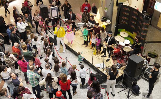 Niños y mayores disfrutaron durante el espectáculo musical celebrado ayer en El Tormes.