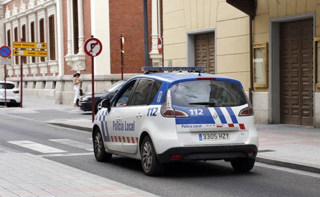 Un coche de la Policía Local por la calle Burgos. 