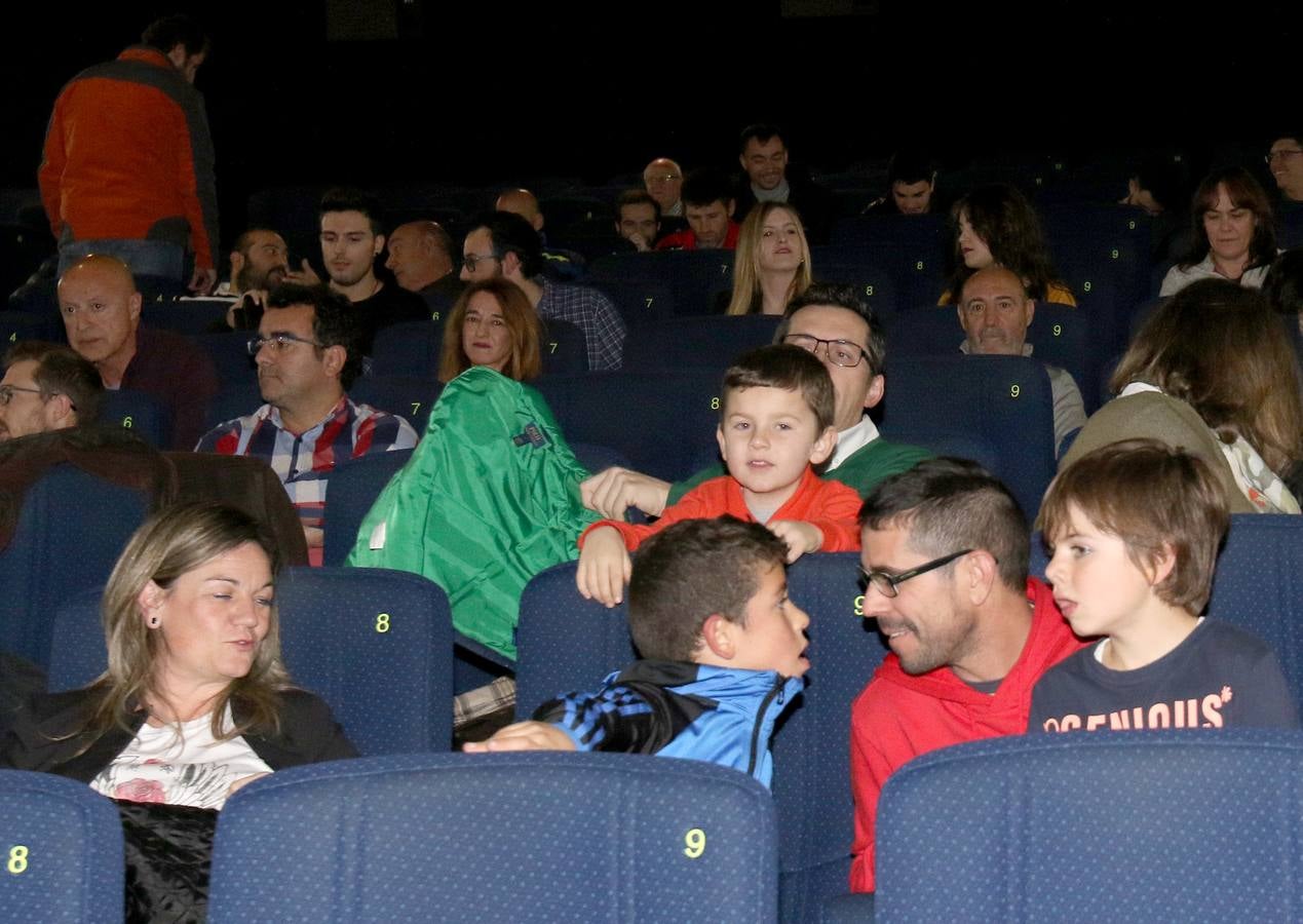 El acto de presentación, a cargo de Antonio García Rivilla, contó con la asistencia de aficionados, exjugadores y jugadores de la actual plantilla