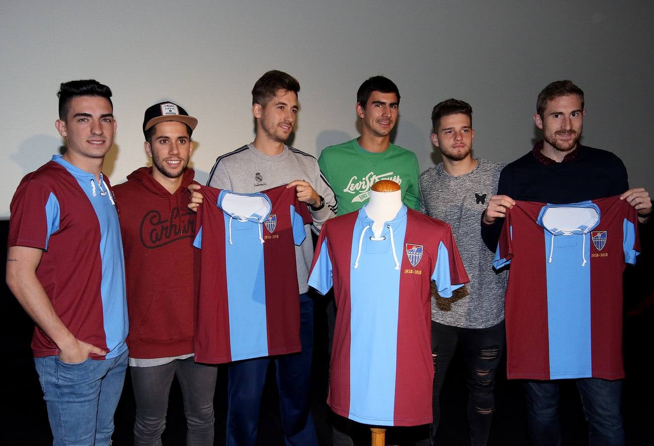 El acto de presentación, a cargo de Antonio García Rivilla, contó con la asistencia de aficionados, exjugadores y jugadores de la actual plantilla