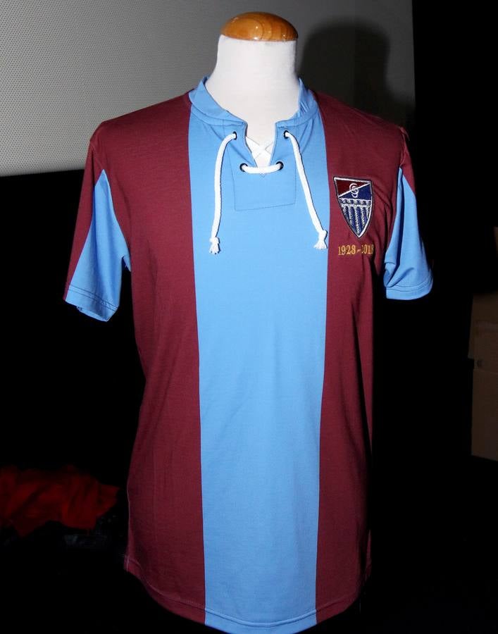 El acto de presentación, a cargo de Antonio García Rivilla, contó con la asistencia de aficionados, exjugadores y jugadores de la actual plantilla