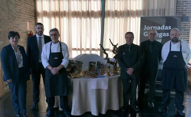 Dirección, sala y cocina arropan al chef del Parador de Santiago, José Gómez (tercero por la izquierda). 