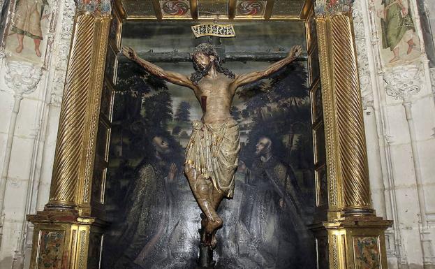Altar del Cristo de las Batallas de la Catedral de Palencia, con los daños sufridos tras el incendio provocado por un interno de San Juan de Dios con gasolina. 