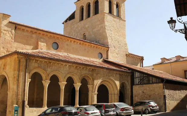 Vehículos junto a la iglesia de la Trinidad. 