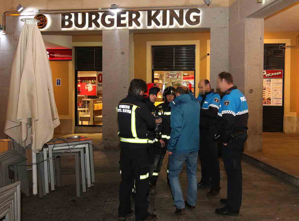 Desalojo del Burger King de Segovia por una intensa humareda en la Plaza Oriental