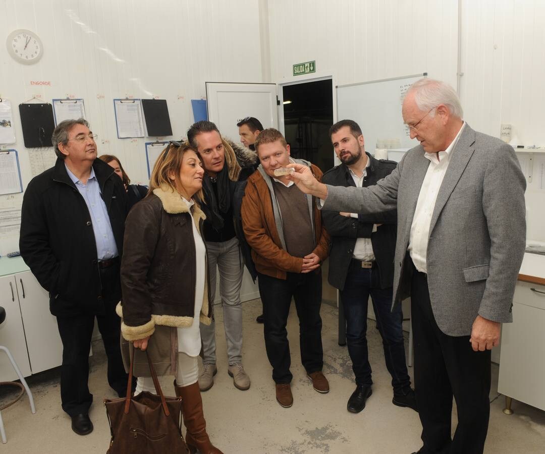 El secretario regional del PSOE acompañó a su homóloga en la provincia a una visita a las instalaciones de la planta de producción de langostinos asentada en la localidad