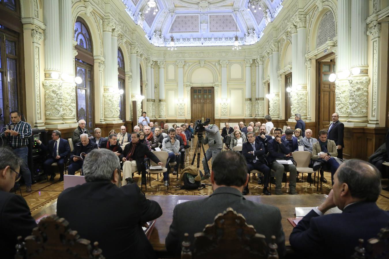 Óscar Puente y Óscar Campillo acompañaron al periodista en una nueva sesión del Aula de Cultura de El Norte de Castilla celebrada en el Ayuntamiento de Valladolid 