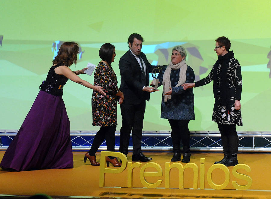 María de los Ángeles e Isabel Bartol Romo y María Isabel Bartol Gómez, recogen su premio de manos de José Manuel Meléndez.