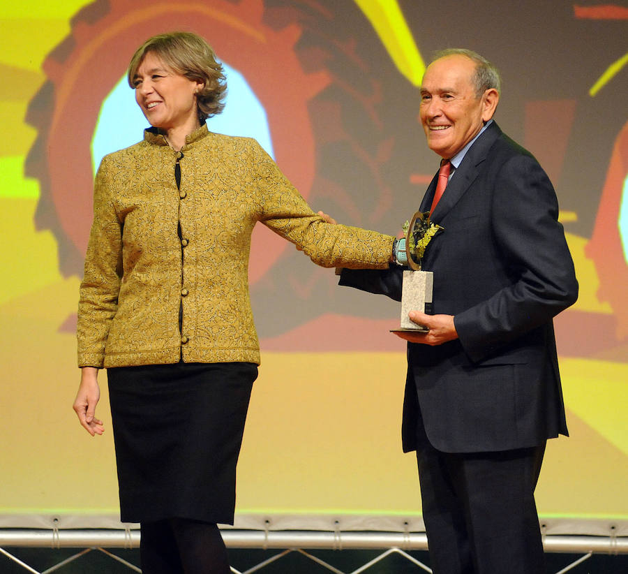 Edmundo Bayón, Premio Especial, recibe el premio de la ministra de Agricultura.
