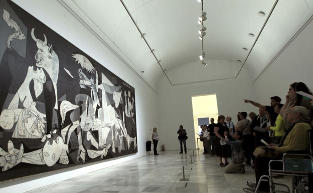 Un grupo de personas contempla el Guernica, de Picasso.