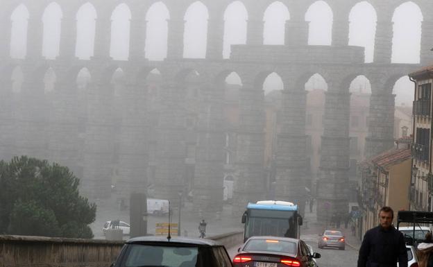 La niebla envuelve el entorno del Acueducto de Segovia este miércoles. 