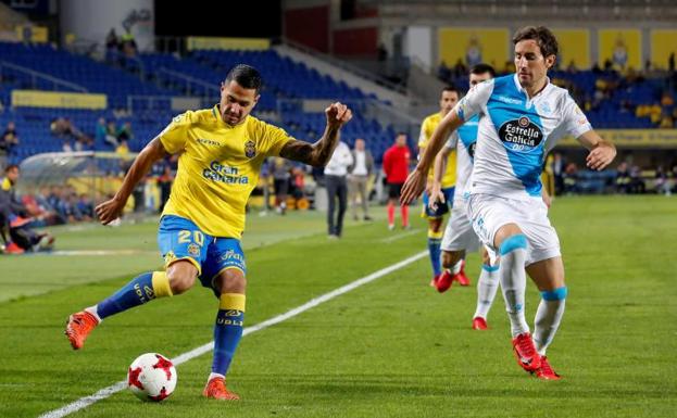 Vitolo, en una acción ante Mosquera. 