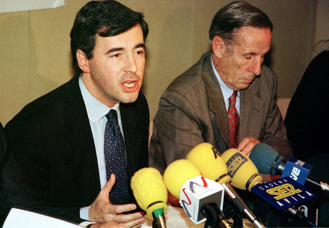 07.02.00 El Ministro de Administraciones Públicas y cabeza de lista al Congreso de los Diputados del PP por Ávila, Ángel Acebes, (i) junto al diputado del PP, Feliciano Blázquez, durante la presentación a los periodistas las candidaturas del PP por Ávila.