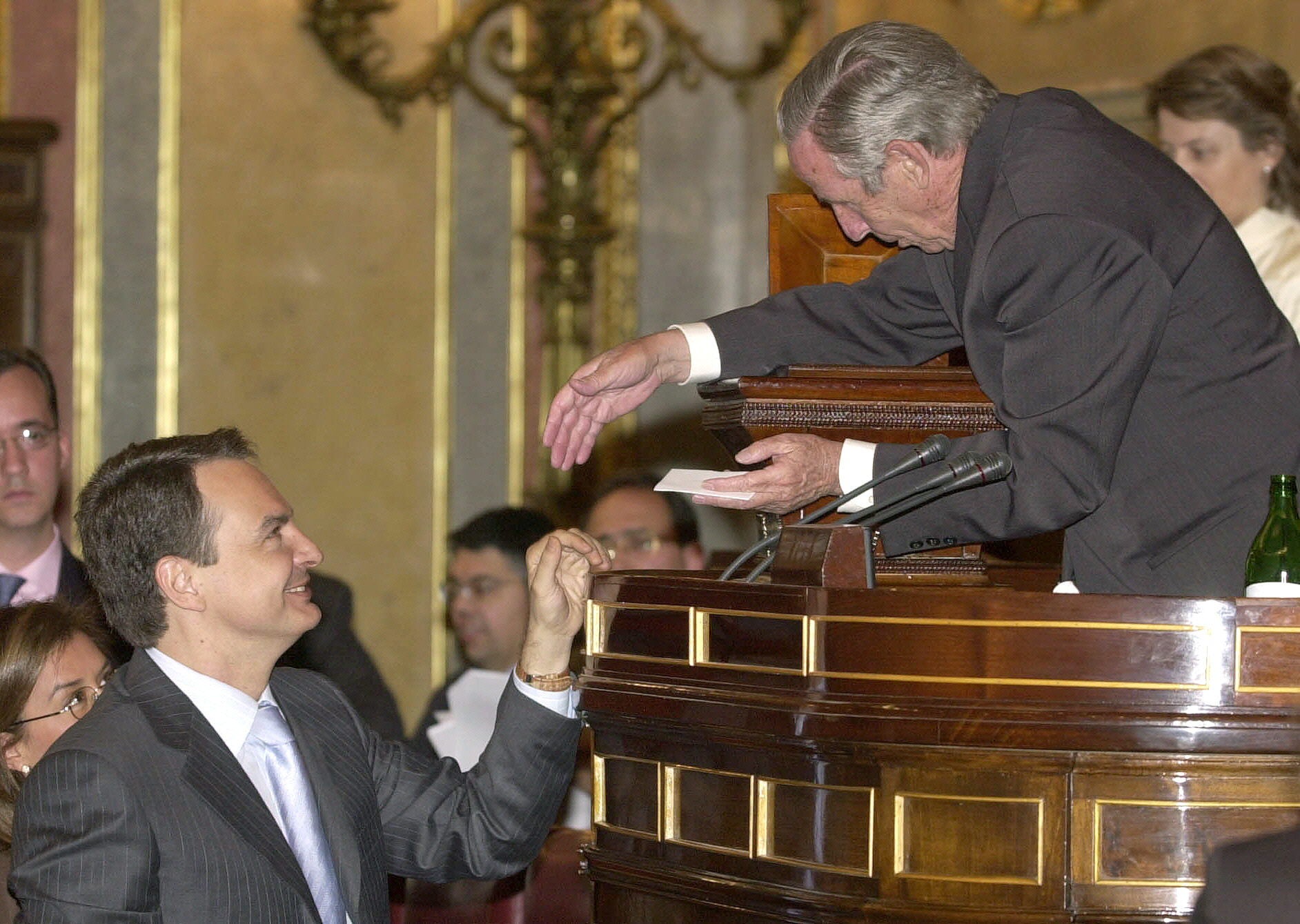 02.04.04 El presidente de la Mesa de Edad, Feliciano Blázquez (d), recibe el voto del secretario general del PSOE y futuro presidente del Gobierno, José Luis Rodríguez Zapatero (i), durante la votación de la Mesa del Congreso, hoy en la sesión constitutiva de la VIII Legislatura.